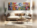 En moderne stue med en beige sofa, matchende lænestole, et rundt sofabord og et stort, farverigt abstrakt maleri, der hænger på væggen over sofaen.