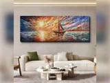 En moderne stue med et stort, farverigt maleri af en sejlbåd på vandet ved solnedgang, der hænger over en beige sofa med puder og et lille sofabord.