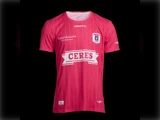 Lyserød AGF Aarhus-fodboldtrøje med hvide nålestriber og Ceres- og Sparekassen Danmark-logoer på forsiden.
