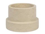 En beige, cylindrisk marmorbeholder med en bred, flad bund og glat overflade, vist mod en hvid baggrund.