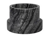 En cylindrisk sort og grå marmorkop med bred bund og lodrette striber, vist mod en hvid baggrund.