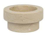 En rund, beige marmorskål med tykke sider og en bred åbning med naturstensårer og glat finish.