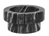 En rund, sort- og gråstribet marmorskål med tykke vægge og en bred kant på en hvid baggrund.