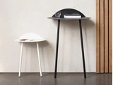 Yeh wall table, low i midnight blue fra Menu