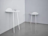Yeh wall table, low i midnight blue fra Menu
