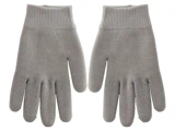 Et par lysegrå strikkede handsker med ribbede manchetter, lagt fladt side om side på en hvid baggrund.