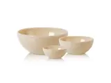 Tre beige keramiske røreskåle i forskellige størrelser er placeret ved siden af hinanden på en hvid baggrund.