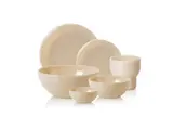 Et sæt med seks cremefarvede keramikfade med tallerkener, skåle og kopper arrangeret på en hvid baggrund.