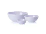 Tre lyslilla keramikskåle i forskellige størrelser er anbragt side om side på en hvid baggrund.