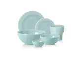 Et sæt lyseblå tallerkener, herunder to tallerkener, to skåle, en kop og et lille fad, arrangeret på en hvid baggrund.