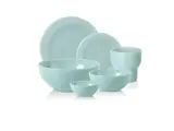 Et sæt med seks lyseblå keramikfade, bl.a. tallerkener, skåle og en kop, arrangeret på en hvid baggrund.