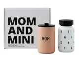 Gavesæt med en æske med påskriften MOM AND MINI og to flasker: en lyserød med påskriften MOM og en hvid med tilfældige sorte bogstaver.