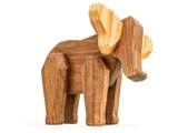 En elefantfigur af træ med store ører og en glat, poleret finish, fremstillet af lyse og mørke træstykker.