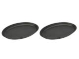 To sorte ovale plader placeret side om side på en hvid baggrund.