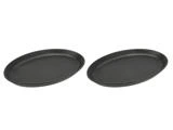 To sorte ovale plader placeret side om side på en hvid baggrund.