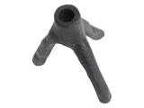 En sort, trebenet metalgenstand med en hul, cylindrisk midte, set ovenfra på en hvid baggrund.