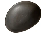 En stor, oval, mørkegrå keramiktallerken med en glat, mat finish, fotograferet mod en hvid baggrund.