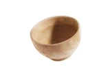 En lille, rund træskål med glat overflade, fotograferet mod en almindelig hvid baggrund.