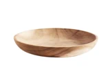 En lav, rund træskål med glat overflade, placeret på en hvid baggrund.