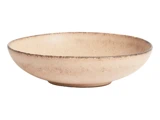 En lav, rund, beige keramikskål med en let struktureret og ujævn kant på en hvid baggrund.