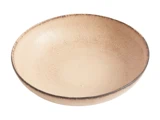 En lav, rund, beige keramikskål med en let struktureret overflade og mørk kant.
