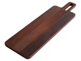 Et rektangulært serveringsbræt i mørkt træ med rillede linjer og et håndtag med en udskæring i enden.