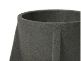 Nærbillede af den øverste del af en struktureret, mørkegrå, cylindrisk krukke med et enkelt, moderne design på en hvid baggrund.