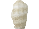 En struktureret, abstrakt skulptur, der ligner et hoved, pakket ind i lag af beige og hvidt materiale, der skaber et groft, bandageret udseende.