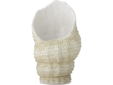 En stor, struktureret keramikvase formet som en åben skal med en ru, beige yderside og en glat, hvid inderside.