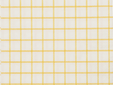 En hvid overflade med et gult, ternet gittermønster med jævnt fordelte vandrette og lodrette linjer.