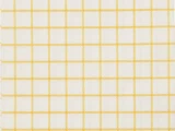 En hvid overflade med et gult, ternet gittermønster med jævnt fordelte vandrette og lodrette linjer.
