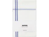 En foldet hvid bomuldsserviet med blå striber, mærket NAPKINS og lavet af 100 % bomuld på et hvidt papirbånd.