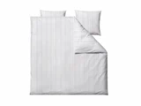 Hvidt sengesæt med diskrete lodrette striber, inklusive et dynebetræk og to matchende pudebetræk, vist på en almindelig hvid baggrund.
