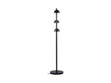 En moderne sort gulvlampe med tre kuppelformede lampeskærme anbragt lodret på en slank stang, der står på en rund fod.
