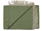 Et foldet grønt vævet tæppe med cremefarvede frynser i enderne, der viser et struktureret zigzagmønster og sirligt arrangerede kanter.