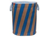 En cylindrisk vasketøjskurv af stof med blå og brune diagonale striber og to lyseblå hanke.