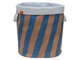 En opbevaringskurv af stof med lodrette blå og brune striber, hvid kant øverst og to håndtag i siden.