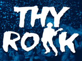 Hvid, fed tekst THY ROCK med en guitarsilhuet over et blåtonet, jublende koncertpublikum og konfetti i baggrunden.