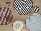 Sæt med Oka bakke & glasbrikker holder fra OYOY - anthracit