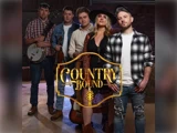Fem countrymusikere poserer med instrumenter indendørs; Country Bound-logoet i guld vises over gruppen med en guitar.