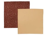 To kvadratiske klude: den ene er ensfarvet beige, og den anden er brun med et hvidplettet mønster. Begge er lagt fladt og let overlappende.