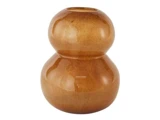 En glat, blank, dobbelt gurkemejeformet trævase med en lysebrun finish, udstillet på en almindelig hvid baggrund.