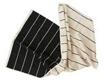 To håndklæder med tynde vandrette striber; det ene er sort med hvide striber, og det andet er hvidt med sorte striber. Begge er spredt ud og overlapper hinanden en smule.