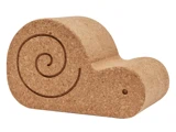 En korkgenstand formet som en snegl med et spiralmønster på skallen og en lille prik som øje.