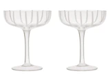 To champagneglas i klart glas i coupé-form med ætsede lodrette linjer, der står side om side på en hvid baggrund.