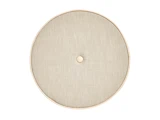 Rund, beige pude med en enkelt knap i midten, set ovenfra på en hvid baggrund.