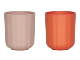 To ribbede, cylindriske kopper, der er afbildet side om side; den ene er lyserød, og den anden er orange. Begge har en mat overflade og ingen hank.