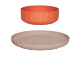 To runde plastikskåle, den ene dyb og orange, den anden flad og lysebrun, placeret på en hvid baggrund.