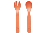 To orange bestikdele, en spork og en ske, begge med en enkel tegning af et kaninansigt på skaftet, placeret side om side på en hvid baggrund.