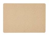 En rektangulær, beige dækkeserviet med små sorte prikker og afrundede hjørner på hvid baggrund.